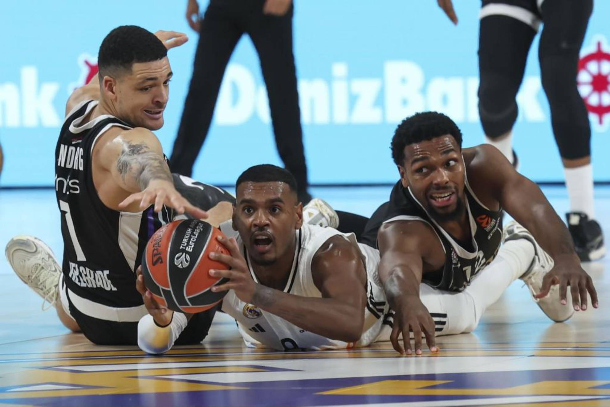 Rathan-Mayes, uno de los fichajes del Madrid, lucha con Lundberg y con Brown, del Partizan.