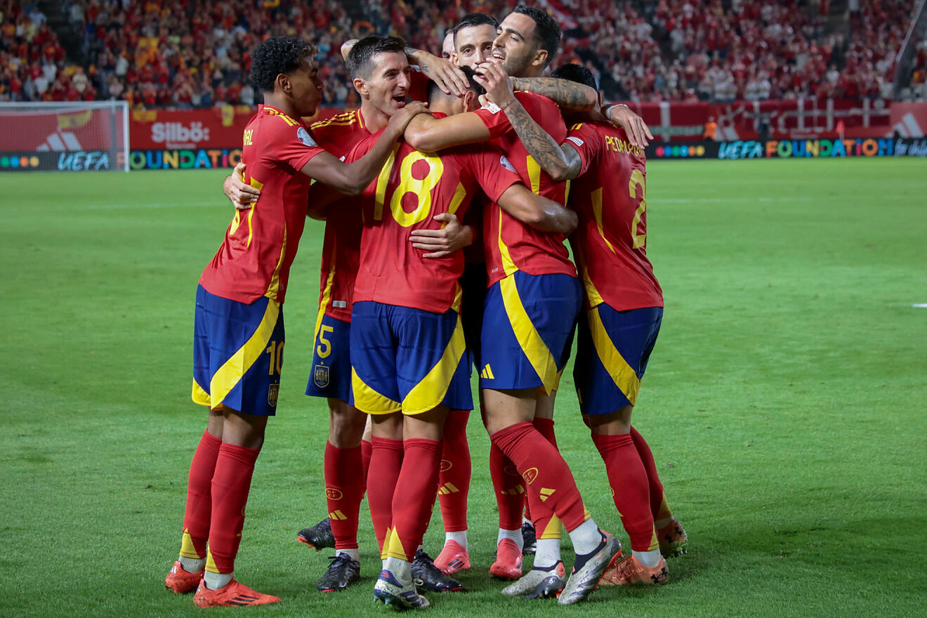 Los jugadores de la seleccin espaola celebrando el tanto ante...