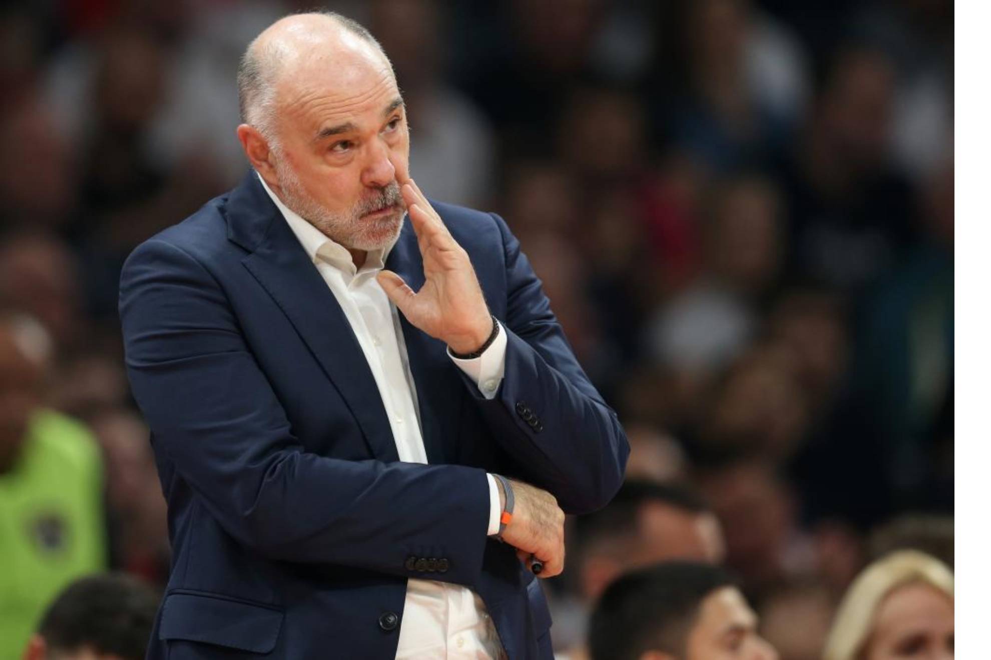 Laso, pensativo en el partido de Euroliga entre Baskonia y Estrella Roja.