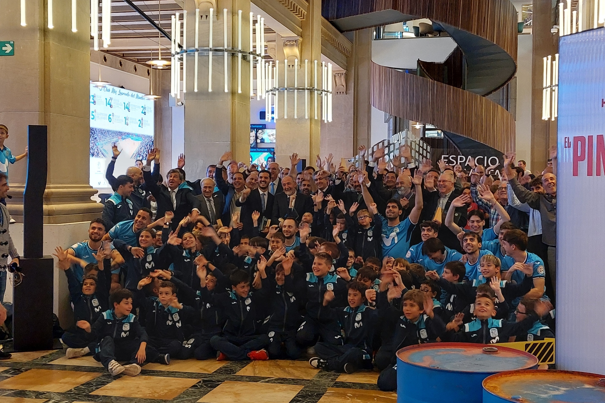 La plantilla del Movistar Inter posa con los premiados y los jóvenes canteranos que les acompañaron.