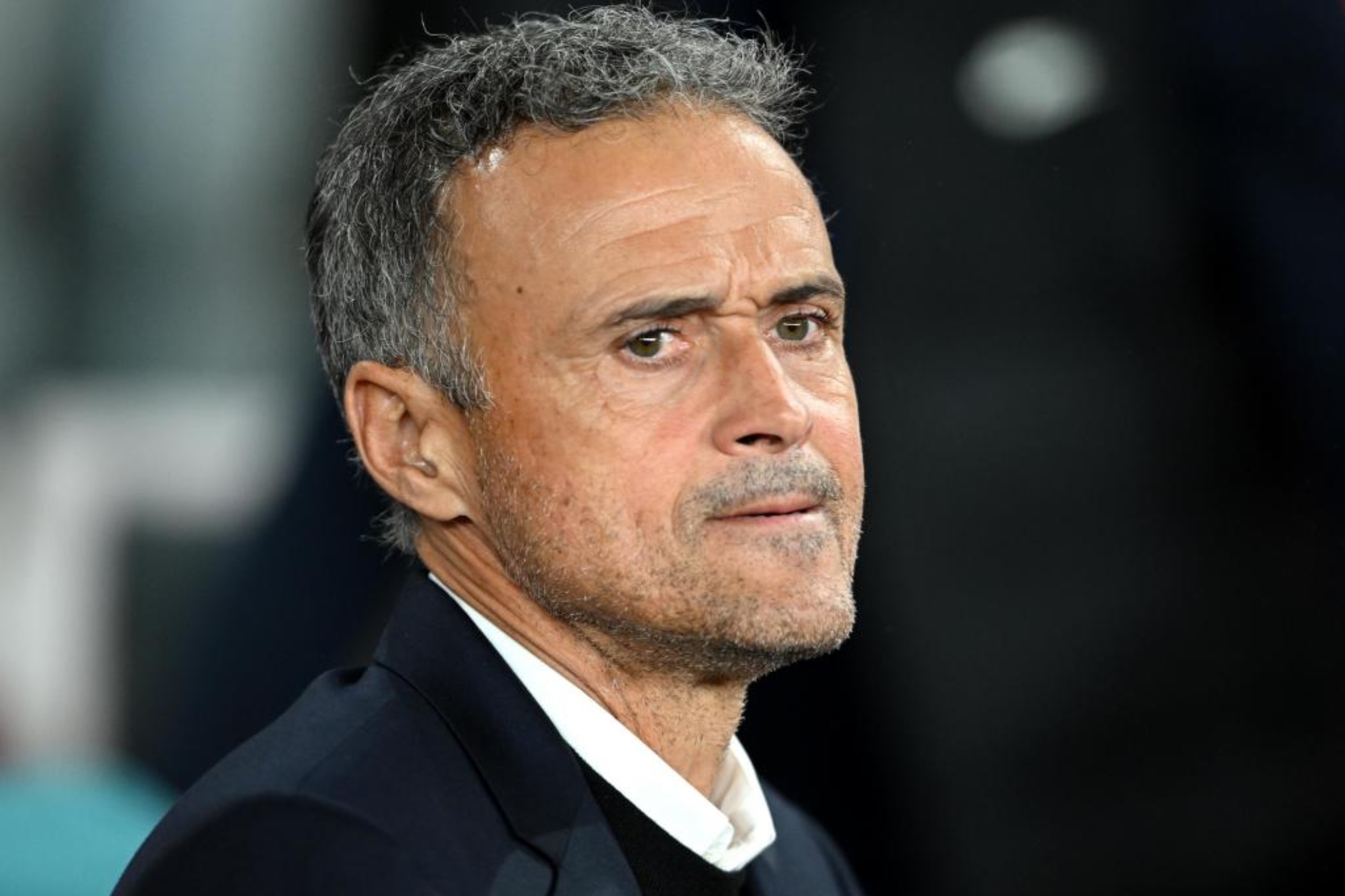 Luis Enrique, con gesto serio en un partido del PSG.