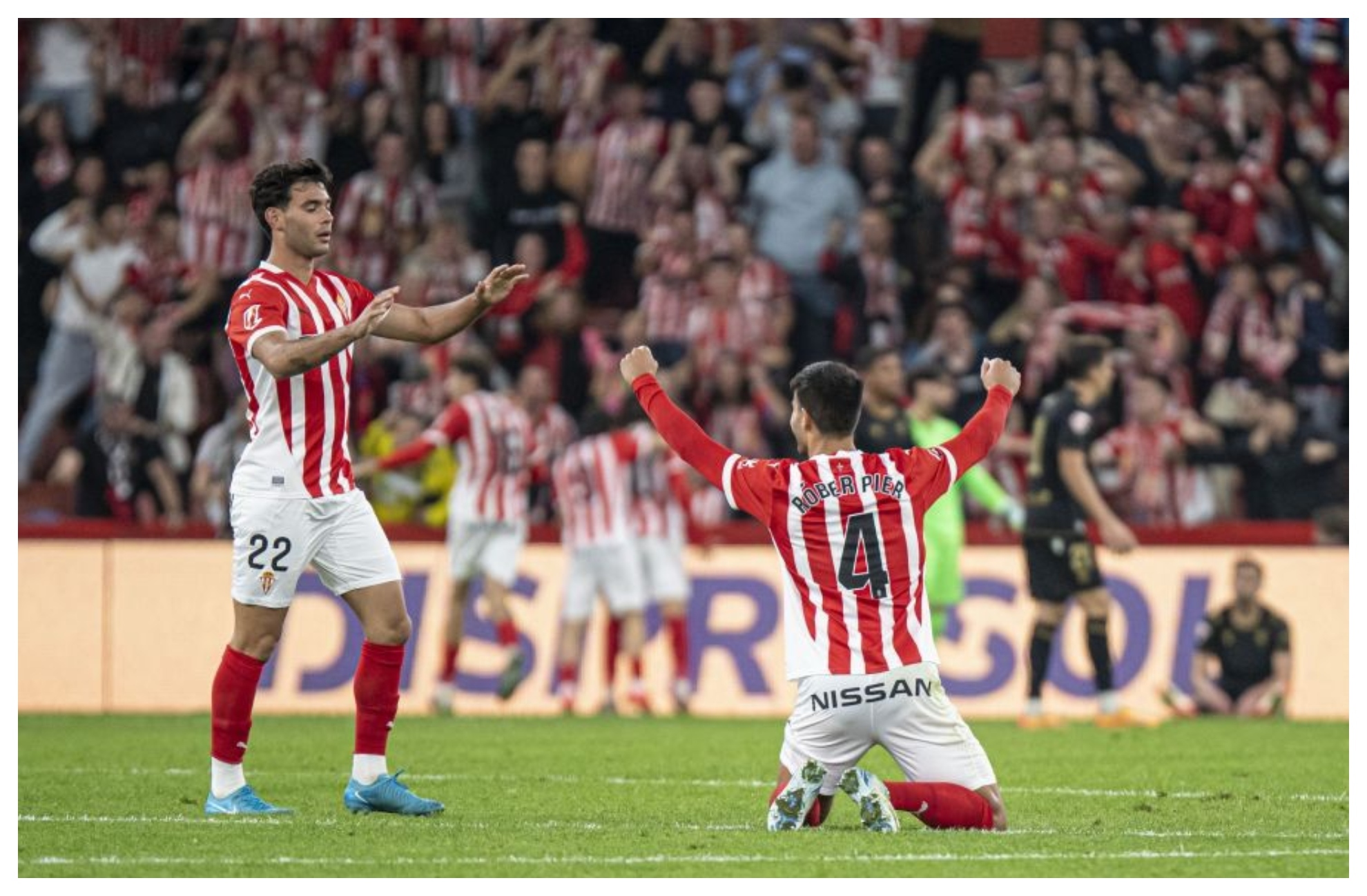 Diego Sánchez, autor del segundo gol, celebra el primero con Róber Pier